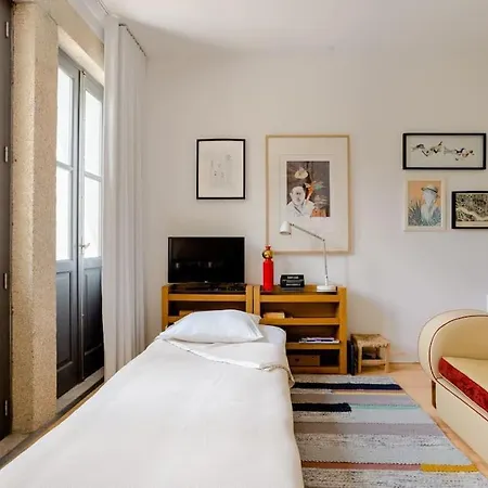 Sunny Priorado Vintage With Balcony Apartment