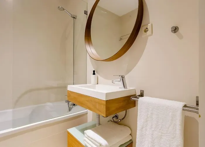 Sunny Priorado Vintage With Balcony 포르투