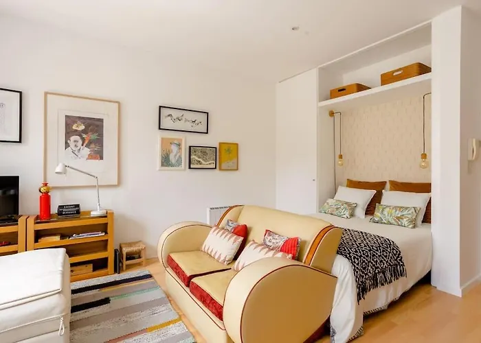 Sunny Priorado Vintage With Balcony 아파트 *